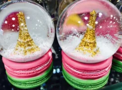 BOLA DE NEVE Torre Eiffel 2 macarons