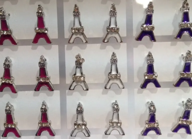 Brincos coloridos Torre Eiffel com brilhantes