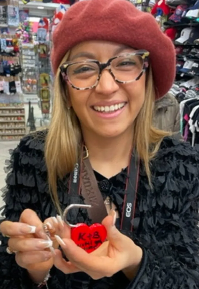 Cadeado de coração vermelho com chave de coração