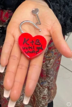 Cadeado de coração vermelho com chave de coração