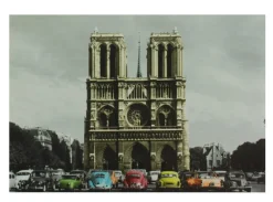 Cartão-postal "Notre Dame e fuscas"