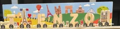 Pequeno trem de Paris com iniciais