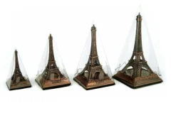 Torre Eiffel com suporte metal França