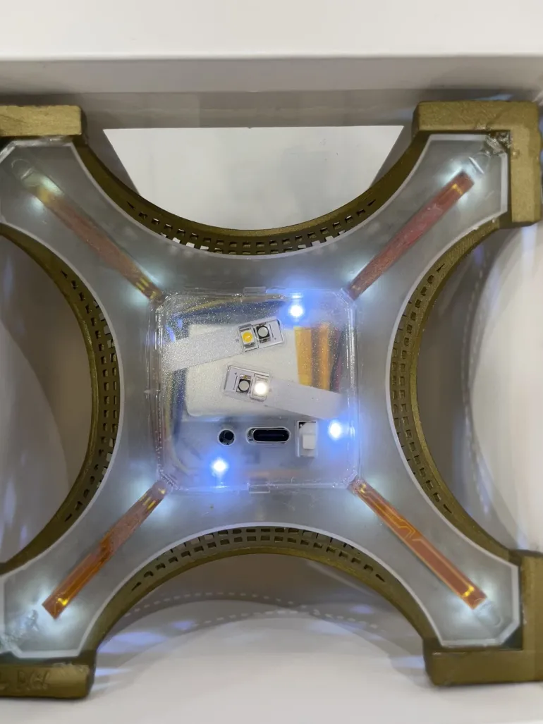 Torre Eiffel Espumante + LED 6 cores variadas