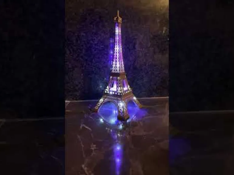 Torre Eiffel Espumante + LED 6 cores variadas